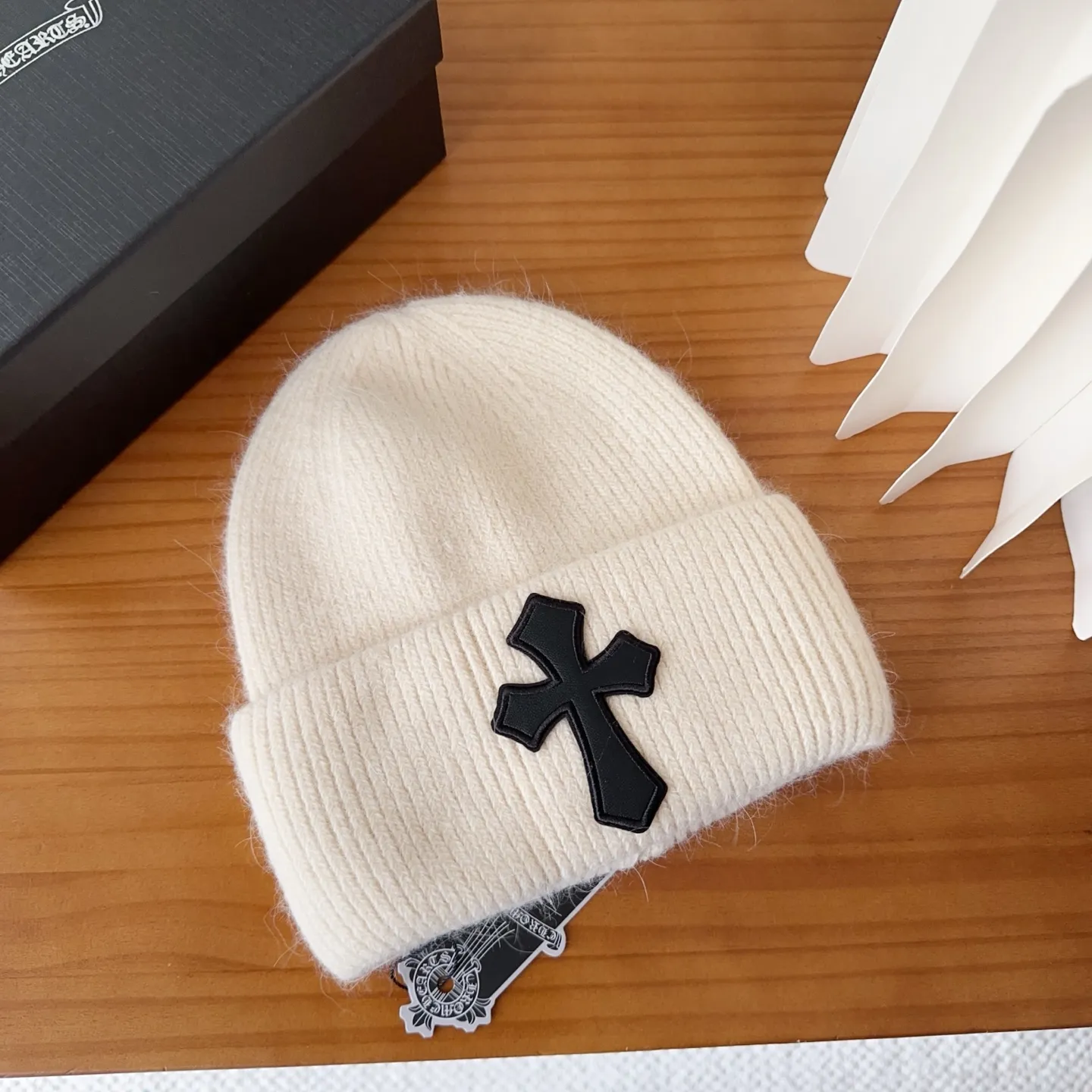 💰56 Crow Heart Angora Rabbit Fur Knitted Beanie for Autumn and Winter. This must be a favorite of minimalism. It is clean, neat, fashionable and versatile, and will definitely not be picky about your face shape! A fashionable classic that lasts forever! Fashionable black and white can be purchased together!